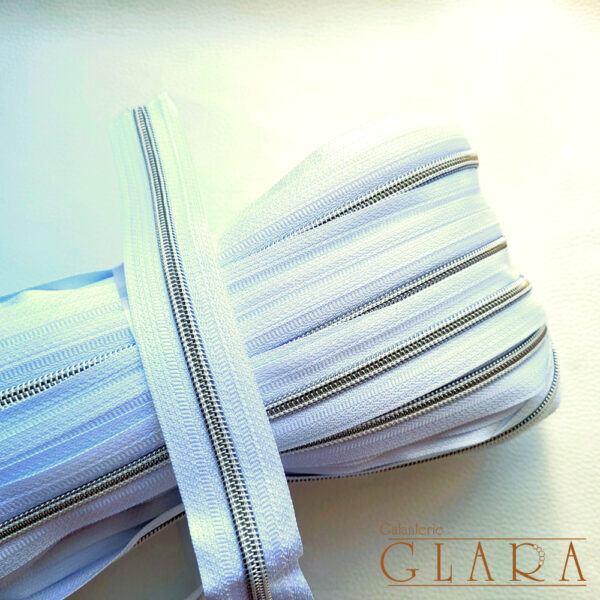 metrazovy zip bily stribrny